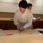 鮨 一幸 - 鯛に包丁を入れる工藤さん