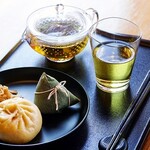 豊受自然農 健康食生活 - 豊受飲茶御膳（野沢菜まんじゅうとちまきとお茶のセット）