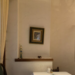 みかわや - 壁にかけられた絵や小物も、良い雰囲気。