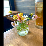 Izakaya Maru - さりげない生花が飾られます　各テーブル違うお花　嬉しい気遣いです　byまみこまみこ