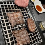 Yakiniku Horumon Shouhouzan - タン焼いた感じ