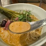 Ebi Maru Ramen - キリッと冷えたスープはオレンジ色でガッツリ海老かと思いきや、牛、豚、鶏、魚、貝、キノコ、スパイスなどを使ったという濃い旨みの多層的な味わい。