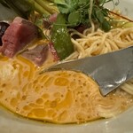 Ebi Maru Ramen - キリッと冷えたスープはオレンジ色でガッツリ海老かと思いきや、牛、豚、鶏、魚、貝、キノコ、スパイスなどを使ったという濃い旨みの多層的な味わい。
