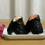 おむすび紀行 - 料理写真:明太子おむすびと紅鮭おむすび