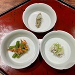 Iwan Sui - 九菜盆その1(発酵した緑豆の腐乳とおから 羊肉の炒め、白せんまいと加賀太胡瓜と青唐辛子、桜海老素揚げとインゲン豆)