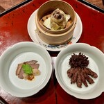 一碗水 - 九菜盆その3(乾燥ふくろだけシュウマイ、和牛のハツ ハチノス 麻辣ソース、合鴨の砂肝とハツの素揚げ)