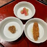 一碗水 - 九菜盆その2(あみえび風味の手羽先唐揚げ、発酵唐辛子と黒酢 クラゲ、乳酸発酵させたスイカのピクルス)