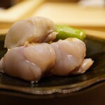 温石 - 踏み込まなくてはいけないほどの食感から溢れ出すクリアな甘み。薫香と黄身酢の酸味を見事に調和させ、一口の愉しみ方を最大限且つ贅沢に表現させてくれる。
      瑞々しいアスパラが添えるバランスも最良◎。