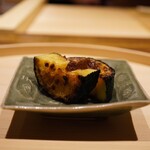 温石 - ◆ズッキーニ 玉葱醤油漬け
      一口にみずみずしく違和感なく溶けていくズッキーニ。玉葱のコクと旨味がジャストな融合を魅せ、どちらの素材が持つポテンシャルをそのままに掛け合わせて生まれる美味しさ。