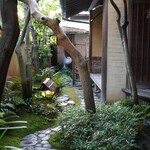 温石 - 趣きのあるお庭を抜けるアプローチ