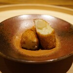 温石 - ◆葉生姜の揚げ真薯
      焼津の名産である練り物をイメージ。
      ファーストタッチは練り物らしい甘旨味、そして咀嚼で浮かんでくる生姜の香りとほんのり響く酸味。温かさと円やかな味の一体感はどこか懐かしい味わい。
