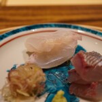 温石 - ◆ハタ（焼津） ムチムチと張り裂けんばかりに香りと甘みが膨らみ、さっぱりと淡白な身質ながらもこれほどまでに味を主張させる事に驚き。 塩だけで十分過ぎる甘さを放ち、ちょっとの醤油や茗荷だけじゃブレず染まらない！ ミシミシと噛みしめる多幸感、そして旨味脂が口を覆い尽くす！すげぇ！