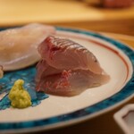温石 - ◆ヒラアジ（焼津）
      熟成させたかのように旨味全開とばかりにパーンと広がり、粗塩が解けるほどに旨さをグッと持ち上げる！茗荷醤油で頂けば、香りの統一感が生まれ、後味にまで残す香りの余韻が堪らない。