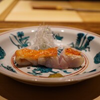 温石 - ◆金目鯛の鱗焼き
                    言うまでもなく、サスエ前田魚店とタッグを組んで定着させた温石のスペシャリテ。