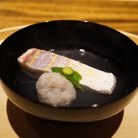 温石 - ◆お椀 　イトヨリダイと蓮根団子 　焼津の浜菜とお庭の柚子 円やかなで深みのある綺麗なお出汁。イトヨリダイのしっかり主張する旨味、崩すほどに滲んでくる仄かなえんみとエキスが、よりお出汁に躍動感が生まれていく。 柚子の仄かな香りを乗せて美味しさを彩る。