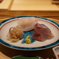 温石 - ◆お造り
                    ヒラアジ（焼津） 
                    ハタ（焼津） 
                    それぞれ一枚目は塩と山葵で頂きます。