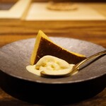 温石 - ◆半熟カステラとトウモロコシのアイス
      とうもろこしの香りと味に抱かれながら、カステラのエアリーさを潰すとチーズのような芳醇な味に。
      この2つが合致するとコク深い甘味としてコースを綺麗に締める。