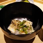 温石 - ◆カマスご飯
      2つに分けた身はそれぞれガリと胡麻大葉で味の違いを比べられる心遣い。