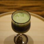 温石 - ◆藤枝の枝豆 摺り流し
      夏らしい清涼感とナチュラルな青みで口をリセットさせてくれる。