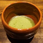 温石 - ◆お抹茶
      最後は杉山氏自らが点てたお抹茶。
      渋みが心地よく余韻に残り、抜ける香りと共に抹茶の美味しさが引き立てば、素晴らしいコースを迎え入れた胃に優しく浸透していく。
      ご馳走さまでした！