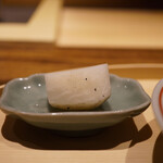 温石 - ◆あやめ雪蕪 焼き
      丸ごと炭に放り込んで焼かれた蕪。
      レア感を残したみずみずしい自然の旨さと、噛み締めて膨らむ土感はこの仕立て方でしかできない。