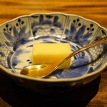 温石 - ◆甘夏のババロア 浜香のシロップ掛け
      甘夏の酸味をベースに浜辺に自生している浜香という野草のミント感で相乗させるように爽やかな口どけでリセット。