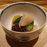 温石 - ◆焚き合わせ 　丸茄子、蛸の柔らか煮、平貝、オクラ　踏み込みほどに香りを尻窄みに膨らませる平貝、接したカラシがほんのり輪郭を与えてくれる。 甘みと旨味がしっかり感じ取れる絶妙な食感の蛸。抜ける香りに思わず気付く多幸感。 フレッシュな弾けのオクラからも素材の美味しさをそのままに。