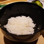 温石 - 2膳目はお塩を乗せて愉しみます。 少しの塩気がじんわり滲むようにお米の純な甘みで、一口の恵みとおいしさを感じさせてくれる。