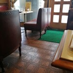 ラモドール - 床と椅子の足とマットの緑　(* ´ ▽ ` *)