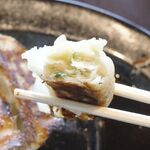 Goku Niboshi Hompo - 餡は旨味を讃えたお肉とともに、清々しい野菜もモリモリ入ってさっぱりテイスト！