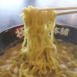 Goku Niboshi Hompo - 麺は中太かつツヤとコシに優れており、スープの粘性が高めなことが幸いして良く麺に絡みます！
