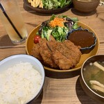 木のした料理店 - やわらかヒレカツランチ＆ハンバーグランチ（奥）