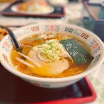 インター食堂 - 料理写真:鶏唐揚げはサクサクで、醤油ラーメンは濃厚なスープが絡みついていた。