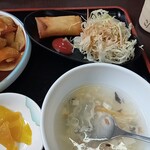 台湾料理 福祥居 - 定食の揚げ物とスープ