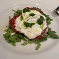イル カルディナーレ 銀座本店 - 焼きトマトのカプレーゼ