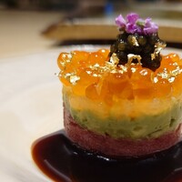 鮨 四心 - タルタル:花穂紫蘇、金箔、白海老、いくら、アボカド、本マグロ、醤油とバルサミコ酢のソース