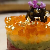 鮨 四心 - タルタル:花穂紫蘇、金箔、白海老、いくら、アボカド、本マグロ、醤油とバルサミコ酢のソース