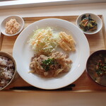 トーコーキッチン - 本日の定食　豚の生姜焼き　副菜二品、豚汁、ごはん　500円