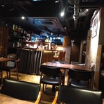 Yuzen - いかにも夜仕様の店内