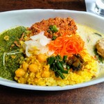 ALLEY COFFEE - カレーの3種盛り (週替りのサグチキンカレー、定番のキーマカレー、鶏肉と野菜のグリーンカレー)