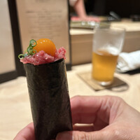 鮨 若尊 - 最初の一品　ネギトロ巻き　うずら醤油漬けを載せて