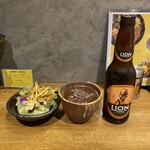 SPICY CURRY 魯珈 - プチサラダとライオンラガーでプチ晩酌セット
