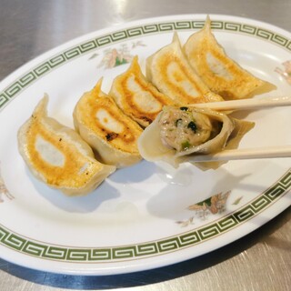 毎日、丁寧に手作り【肉汁餃子】