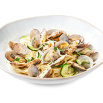 Spaghetti with clams and zucchini