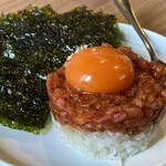 焼肉 辛元 - 料理写真:下層玉ねぎで上層がユッケ。絡めて海苔で頂く