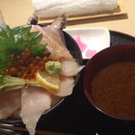 彩花亭 - 海鮮丼を頼むとこんな感じ。