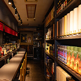100種のお酒が並ぶ中華BAR！必ずお酒をご注文ください