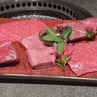 焼肉 思食 - これから焼く肉を見せてくれる。