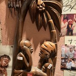 SAFARI AFRICAN RESTAURANT BAR - エチオピアの木彫りになぜかPayPayとd払いのシールが。