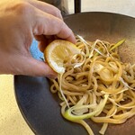Shrimp Noodle Ebipota - 終盤レモンでさっぱり味変
